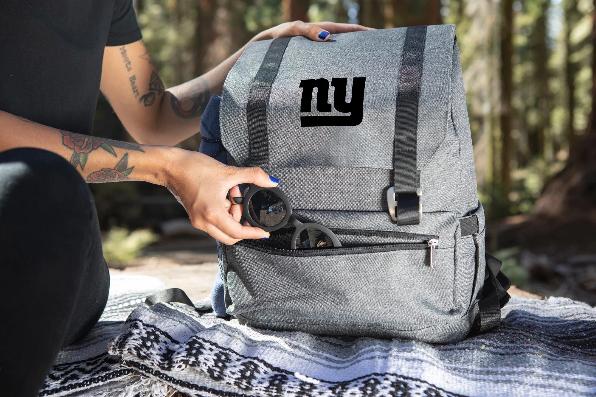 New York Giants On The Go Traverse Backpack Cooler - Image 2