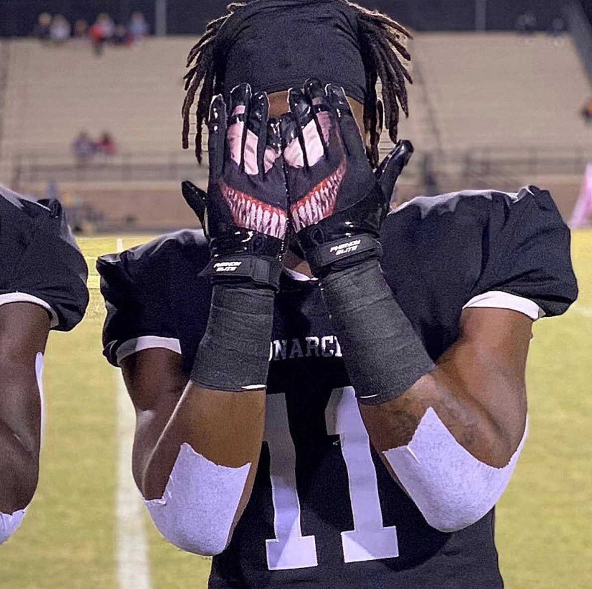 Phenom Elite Villain Football Gloves - Image 3