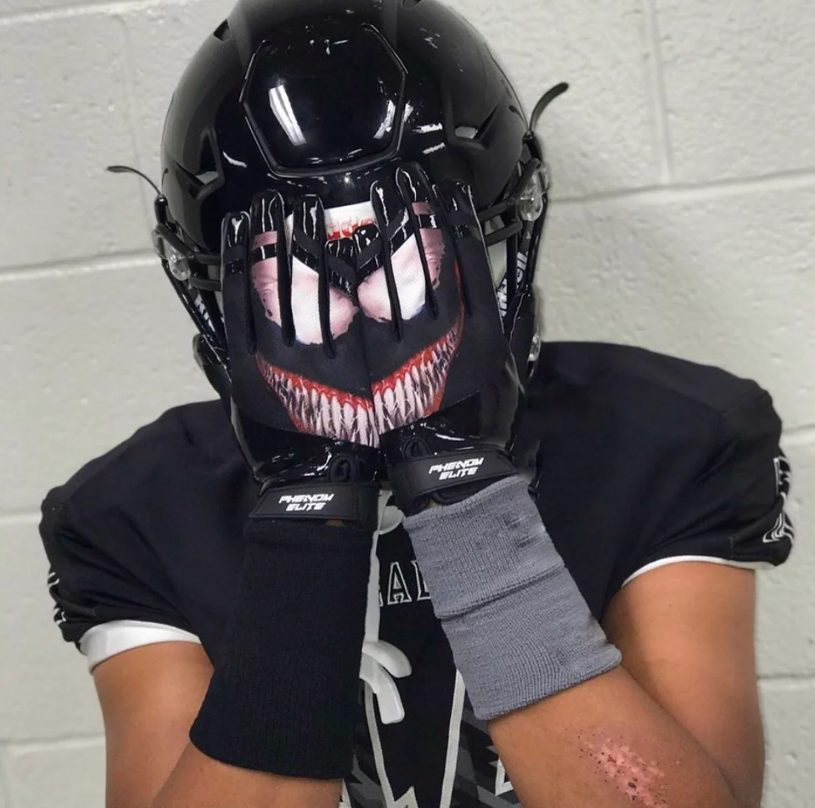 Phenom Elite Villain Football Gloves - Image 5